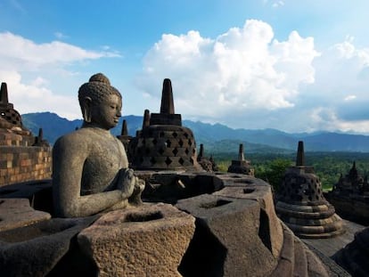 Terraza del templo budista de Borobudur, cerca de Yogyakarta (Indonesia) y a los pies del volcán Merapi.