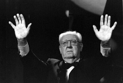 <b>1998. </b>Es el año de las manos blancas, la edición en la que José Luis Borau, presidente de la Academia, utilizó ese gesto de repulsa ante el asesinato del concejal sevillano del PP Alberto Jiménez Becerril y su esposa. En la parte cinematográfica triunfó 'La buena estrella', de Ricardo Franco, cineasta que fallecería tres meses después.