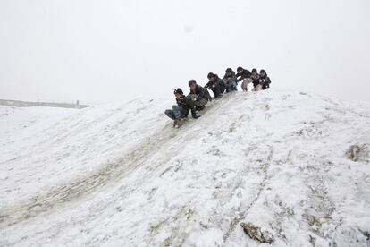 Varios niños juegan en la nieve, en Kabul (Afganistán).