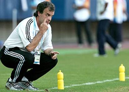 Marcelo Bielsa hace señas a sus jugadores, en la semifinal ante Italia.