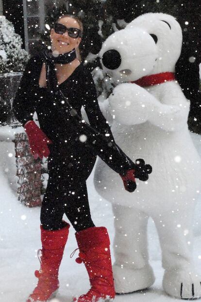 ¿Se ha llevado a Snoopy a la nieve? No, está preparándose para Aspen rodando un vídeo en Los Ángeles. Así ya puede ensayar la cara que pondrá el primer día que baje a las pistas.