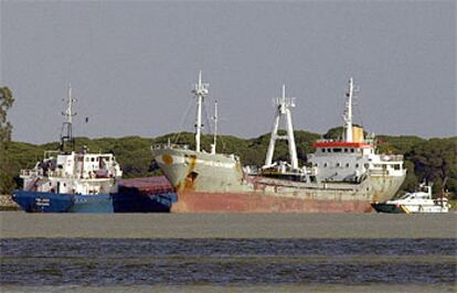 El buque turco <i>Fith Sultán Mehmed</i> y el <i>Providen,</i> ayer, frente a la costa de Doñana, donde colisionaron.