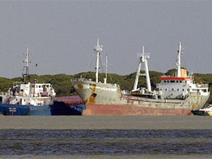 El buque turco <i>Fith Sultán Mehmed</i> y el <i>Providen,</i> ayer, frente a la costa de Doñana, donde colisionaron.