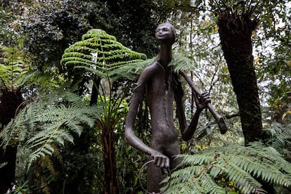 Una de las estatuas que adornan la finca. 