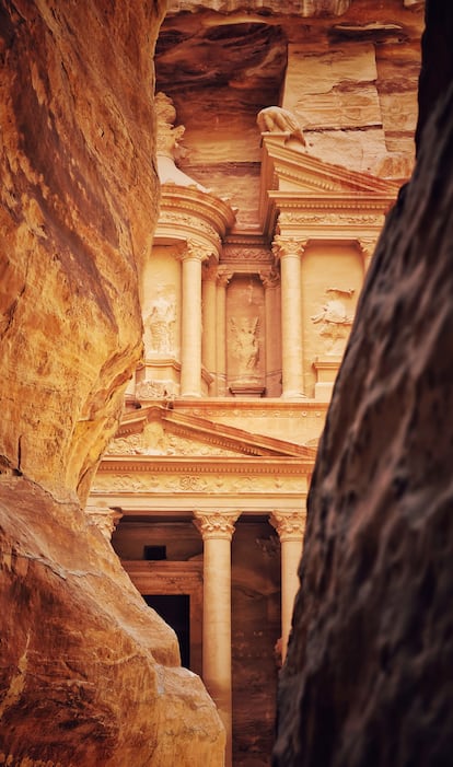 La cautivadora fachada del Tesoro de Petra, uno de los atractivos más conocidos de Jordania.