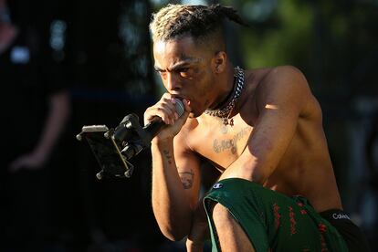 XXXTentacion (20)

El rapero fue asesinado a tiros en el interior de su coche en junio de 2018, cuando acudía a una tienda de motocicletas al norte de Miami y solo seis meses después de salir de la cárcel. Los días posteriores su música alcanzó cifras récord de reproducciones. Este pasado mes de enero tuvo un hijo póstumo.