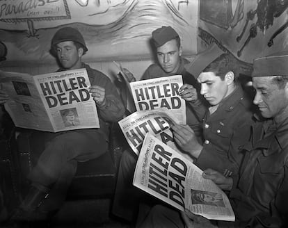 Militares estadounidenses leen el periódico del Ejército 'Stars and Stripes' en el que se anuncia la muerte de Hitler, el 2 de mayo de 1945.