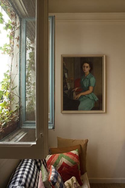 Detalle del comedor, presidido por un cuadro de señora tocando el piano adquirido en el Rastro de Madrid.