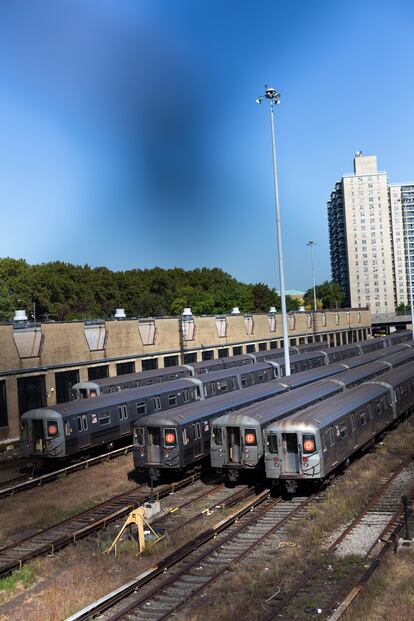 En el Concourse / Moshulu yard, en el Bronx, esperan los vagones de la línea D para su puesta a punto.