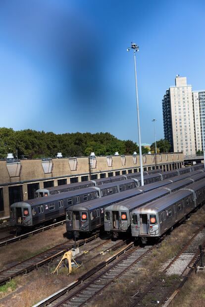 En el Concourse / Moshulu yard, en el Bronx, esperan los vagones de la línea D para su puesta a punto. 