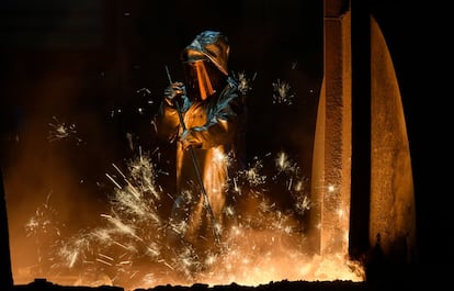 Un herrero trabaja el acero en el horno de un conglomerado industrial alemán en Duisburgo. 
