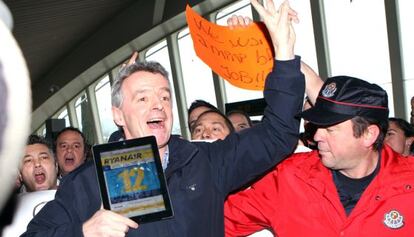 Michael O'Leary es increpado por los empleados de Spanair, ayer en el aeropuerto de Loiu.