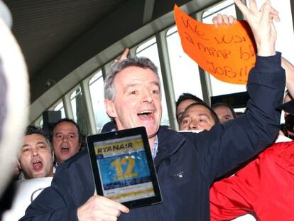 Michael O'Leary es increpado por los empleados de Spanair, ayer en el aeropuerto de Loiu.
