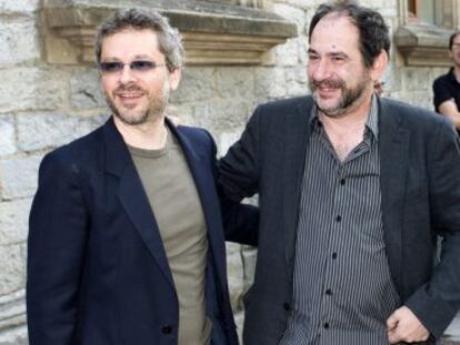 El director vitoriano Juanma Bajo Ulloa  junto al actor Karra Elejalde, este jueves,  durante la presentación de su película 'Rey Gitano' en Vitoria.