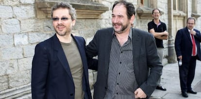 El director vitoriano Juanma Bajo Ulloa junto al actor Karra Elejalde, este jueves, durante la presentación de su película 'Rey Gitano' en Vitoria.