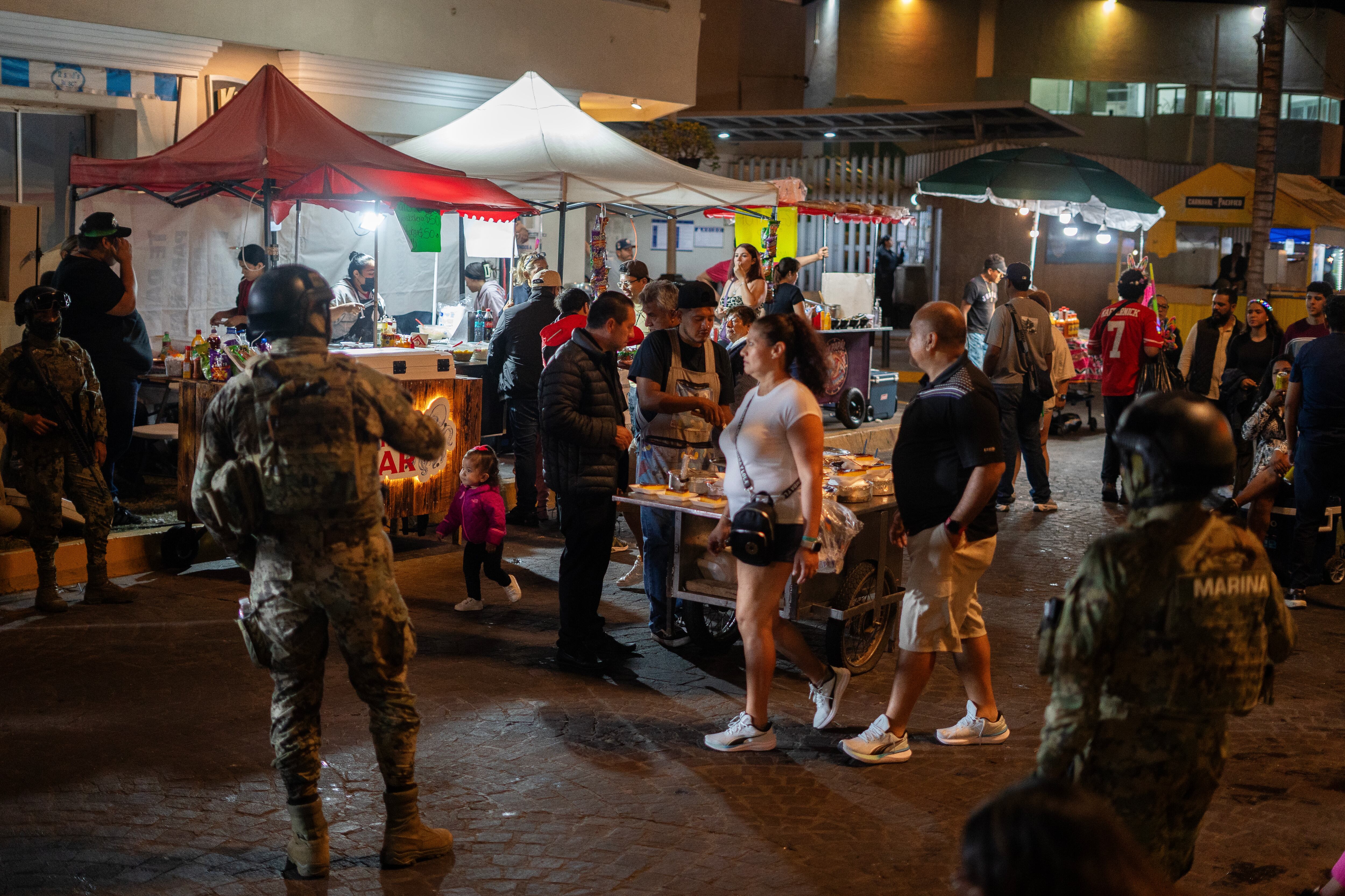 Elementos la Marina realizan recorridos de seguridad en el malecón de Mazatlán, el 16 de febrero.