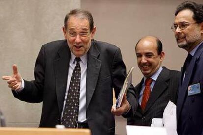 Javier Solana (izquierda), antes de su comparecencia ante la comisión que investiga los vuelos de la CIA.