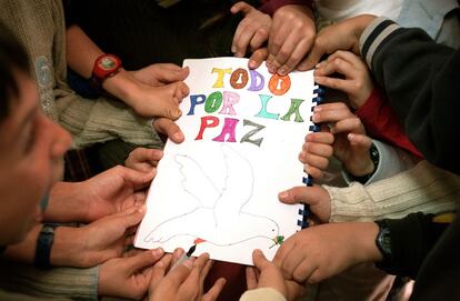 25 de marzo de 2004. Madrid. Alumnos de primaria del colegio Montserrat de Madrid muestran un mensaje pacifista.