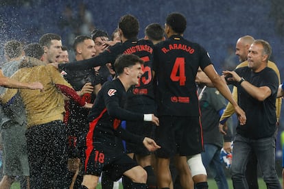 Los jugadores del Barcelona celebran el título de campeón de Liga tras vencer al Espanyol (0-2).