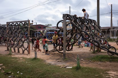 Espacio de juegos en La Hoyada. Iniciativa de Jakon Nete y construido con los locatarios.