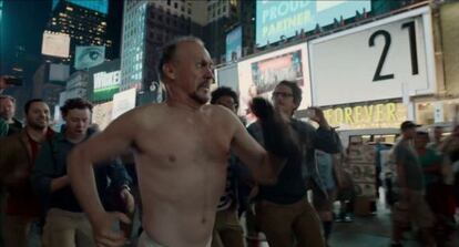 Michael Keaton corre per Times Square en la pel·lícula.
