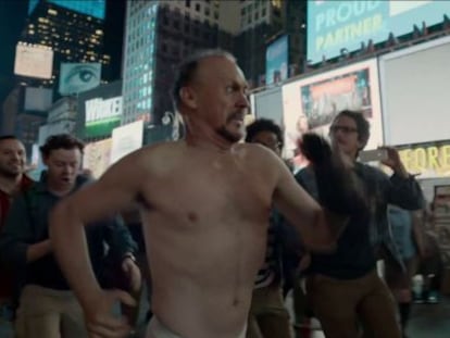 Michael Keaton corre per Times Square en la pel·lícula.