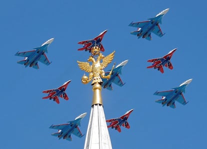 Aviones MiG-29 y Su-30 de los equipos acrobáticos Russkiye Vityazi (Caballeros rusos) vuelan en formación durante el desfile del Día de la Victoria, marcando el 73 aniversario de la victoria sobre la Alemania nazi en la Segunda Guerra Mundial.