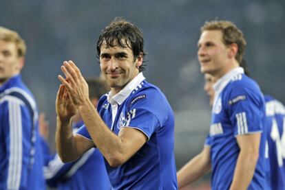 Raúl encabeza un grupo de futbolistas del Schalke 04 que aplaude al público al término del Schalke-Valencia de los octavos de final de la Liga de Campeones.