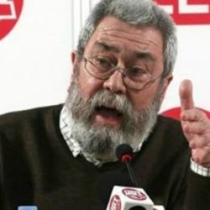 El secretario general de UGT, Cándido Méndez, y de CCOO, Ignacio Fernández Toxo, analizan en rueda de prensa hoy, sábado 11 de febrero de 2012, la reforma laboral puesta en marcha por el el gobierno de Mariano Rajoy