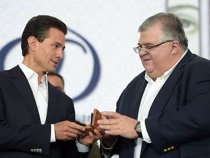 El presidente de M&eacute;xico, Enrique Pe&ntilde;a (izq) y el Gobernador del Banco de M&eacute;xico, Agust&iacute;n Carstens.