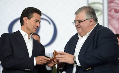 El presidente de M&eacute;xico, Enrique Pe&ntilde;a (izq) y el Gobernador del Banco de M&eacute;xico, Agust&iacute;n Carstens.