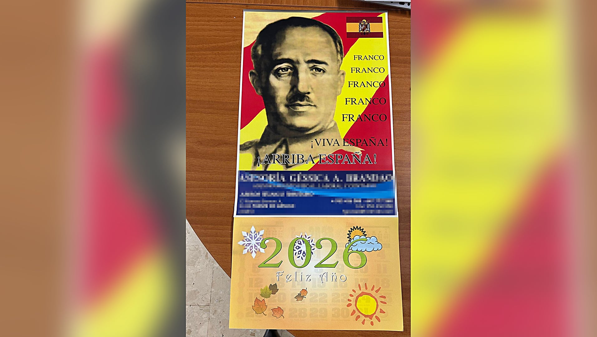 Denuncian por difusión de símbolos franquistas al alcalde de Vox que editó el calendario con la imagen del dictador