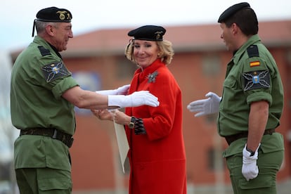 Esperanza Aguirre (c), presidenta del PP de Madrid, nombrada Dama Paracaidista de Honor en el acto celebrado por la Brigada de Paracuellos del Jarama (Madrid), el 23 de febrero de 2015.