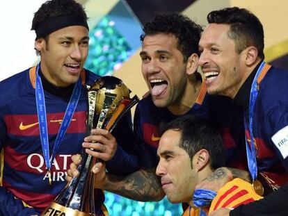 Neymar, Alves, Adriano i Bravo amb la copa del Mundial de Clubs.