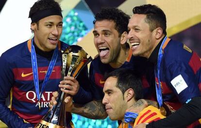 Neymar, Alves, Adriano y Bravo con la Copa del Mundial de Clubes.