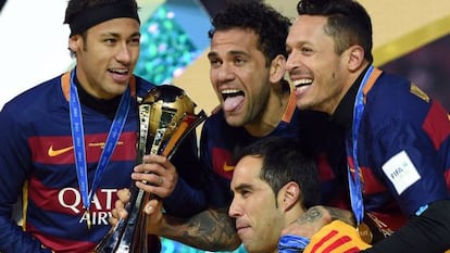 Neymar, Alves, Adriano i Bravo amb la copa del Mundial de Clubs.