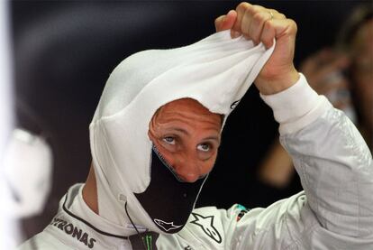 Michael Schumacher se quita la máscara durante la carrera de clasificación del GP de Alemania.