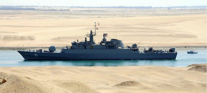 La fragata iraní <i>Alvand</i> atraviesa ayer el canal de Suez.