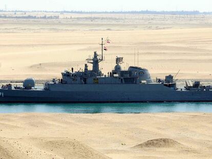 La fragata iraní <i>Alvand</i> atraviesa ayer el canal de Suez.