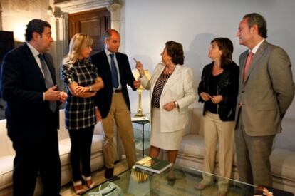 El consejero de Economía, Gerardo Camps; la alcaldesa de Alicante, Sonia Castedo; el presidente Francisco Camps; la alcaldesa de Valencia, Rita Barberá; la presidenta de la FVMP, Elena Bastidas, y el alcalde de Castellón, Alberto Fabra, esta tarde, en la reunión sobre las medidas del Gobierno.