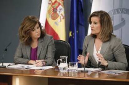 La vicepresidenta del Gobierno, Soraya Saénz  de Santamaría, acompañada por la Ministra de Empleo, Fátima Báñez, antes de la rueda de prensa que ofreció tras la reunión del Consejo de Ministros, hoy, en Madrid.