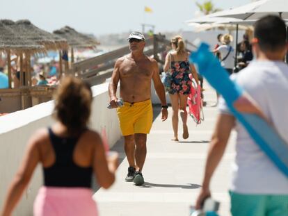 Pessoas caminham sem máscara pela orla da praia de La Manga, na região da Múrcia, na Espanha.