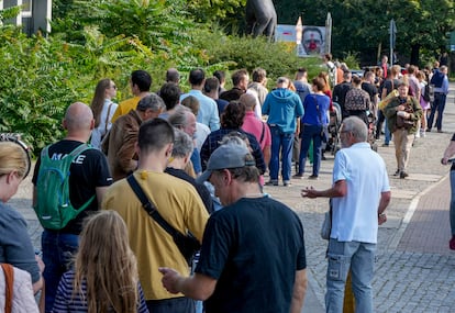 Colas en un colegio electoral del distrito berlinés de Moabit durante las elecciones del 26 de septiembre de 2021. 