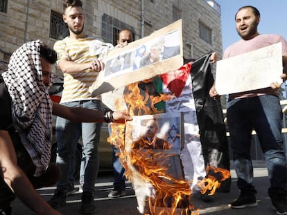 Manifestantes palestinos queman retratos de Netanyahu, el miércoles en Hebrón.