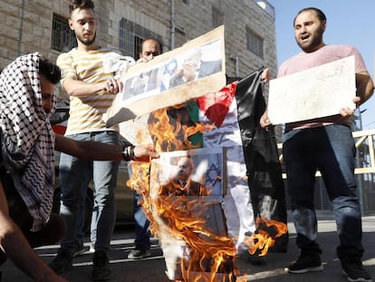 Manifestantes palestinos queman retratos de Netanyahu, el miércoles en Hebrón.