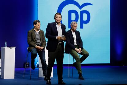 Los presidentes de Castilla y León, Alfonso Fernández Mañueco (centro), de Andalucía, Juanma Moreno (izquierda), y Galicia, Alfonso Rueda (derecha), durante el acto de presentación de los candidatos autonómicos para las elecciones de mayo, celebrado el 14 de enero en Zaragoza.