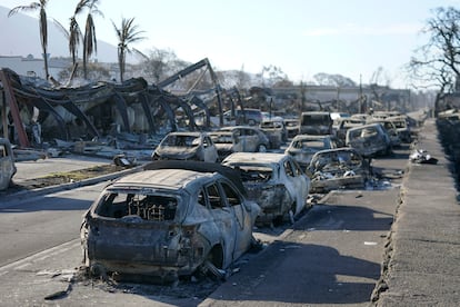 Coches y construcciones arrasadas por el fuego en la isla de Maui (Hawái).