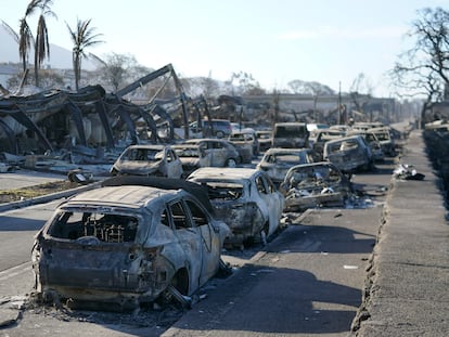 Coches y construcciones arrasadas por el fuego en la isla de Maui (Hawái).