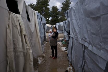 Sa'da Bahjat es de al-Hasaka (Siria). Tiene 20 años y está embarazada de 9 meses. "Nuestra situación en Grecia es muy mala, nadie nos presta atención, estamos abandonados aquí, desearía que alguien viniera a ayudarnos." En la imagen, Sa'da sostiene a su hija Yamoor, de 11 meses, frente a su refugio en el campamento de Ritsona (Grecia).