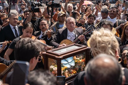 Familiares y simpatizantes de la cantante mexicana la despiden en un recorrido este viernes.